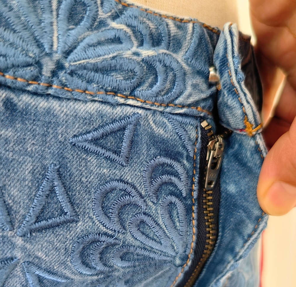 Alice + Olivia WEEZY LASERCUT JEAN - Picture 14 of 16